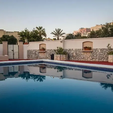 Djukel With Pool فيلة