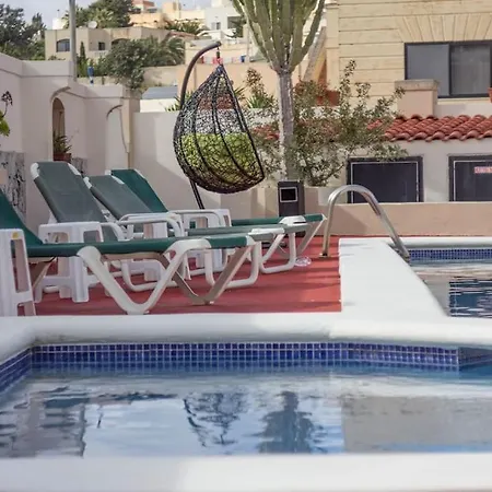 فيلة Djukel With Pool *