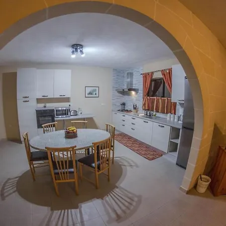 Djukel With Pool Villa Mellieħa